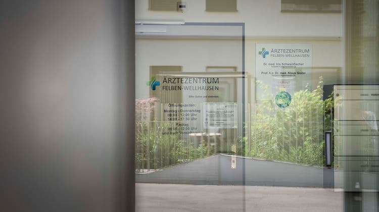 Der Eingang zur Praxis Ärztezentrum Felben-Wellhausen. (Bild: Andrea Tina Stalder (7. 6. 2023))