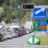 Der Ferienreiseverkehr staut sich vor dem Gotthard-Tunnel in Richtung Sueden bei der Autobahneinfahrt in Wassen im Kanton Uri auf mehreren Kilometern, am Samstag, 8. Juli 2023 in Wassen. (KEYSTONE/Urs Flueeler) (Urs Flueeler / KEYSTONE)