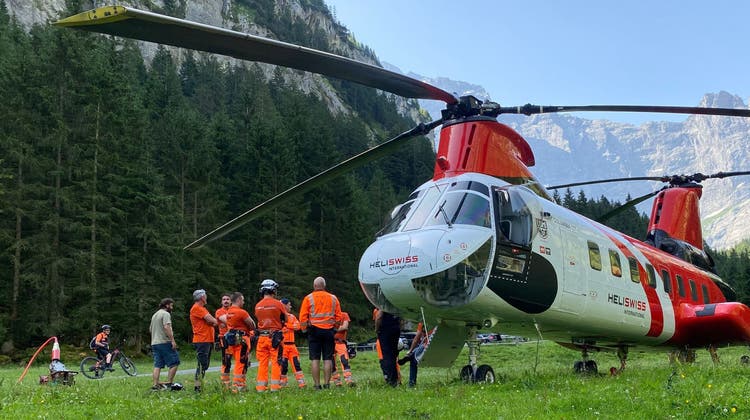 Das Holz wird zum Anhängen an den Helikopter vorbereitet. (Bild: Franz Imholz (18. 7. 2023))