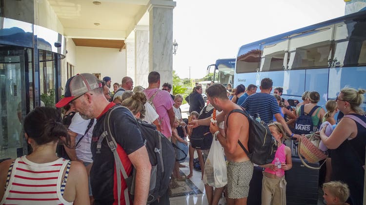 Mehrere Tausend Feriengäste wurden in den vergangenen Tagen aus Rhodos evakuiert. In unserer Region machten nur wenige vom Angebot einer vorzeitigen Rückkehr Gebrauch. (Bild: Argyris Mantikos/AP)