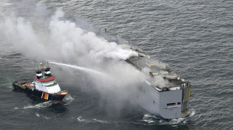 Ein Boot bekämpft den Brand an Bord des Frachters. (Kustwachtvliegtuig / AP)