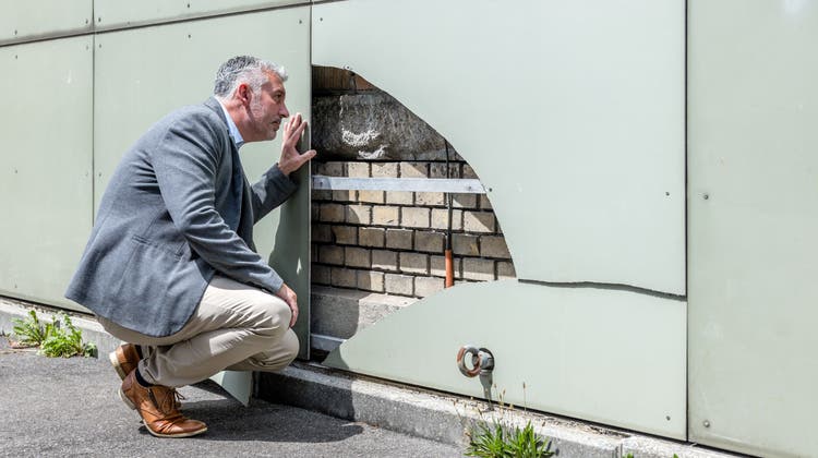 Rolf Marti, Leiter Immobilien EWL, schaut unter die Zementfaserfassade des alten Unterwerks. (Bilder: Philipp Schmidli (Luzern, 28. 7. 2023))