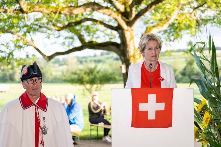 Ständeratspräsidentin Brigitte Häberli hält ihre Rede an der Seite von Standesweibel Peter Truffer.