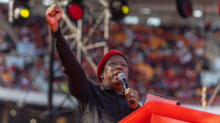 Julius Malema stachelt sein Publikum an: Das Treffen seiner Economic Freedom Fighters (EFF) in Johannesburg wurde zum Skandal. (Bild: Guillem Sartorio/AFP)