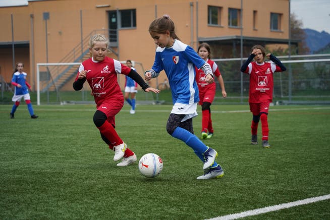 Die FF-12-Teams der SG Stans-Engelberg und des FC Hergiswil duellieren sich auf der Sportanlage Eichli.