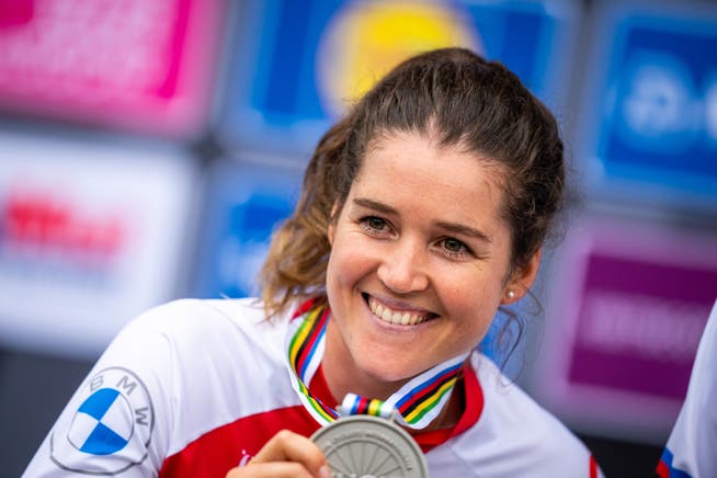 Downhill-Spezialistin Camille Balanche gewinnt an der Rad-WM in Schottland Silber.