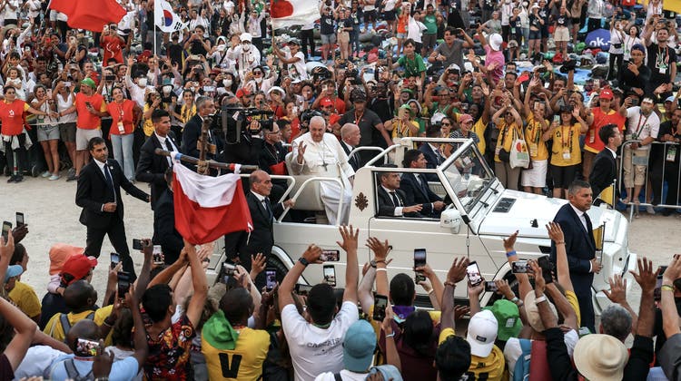 Papst Franziskus genoss in Portugal das Bad in der Menge sichtlich. (Bild: Jose Sena Goulao/Pool/EPA)
