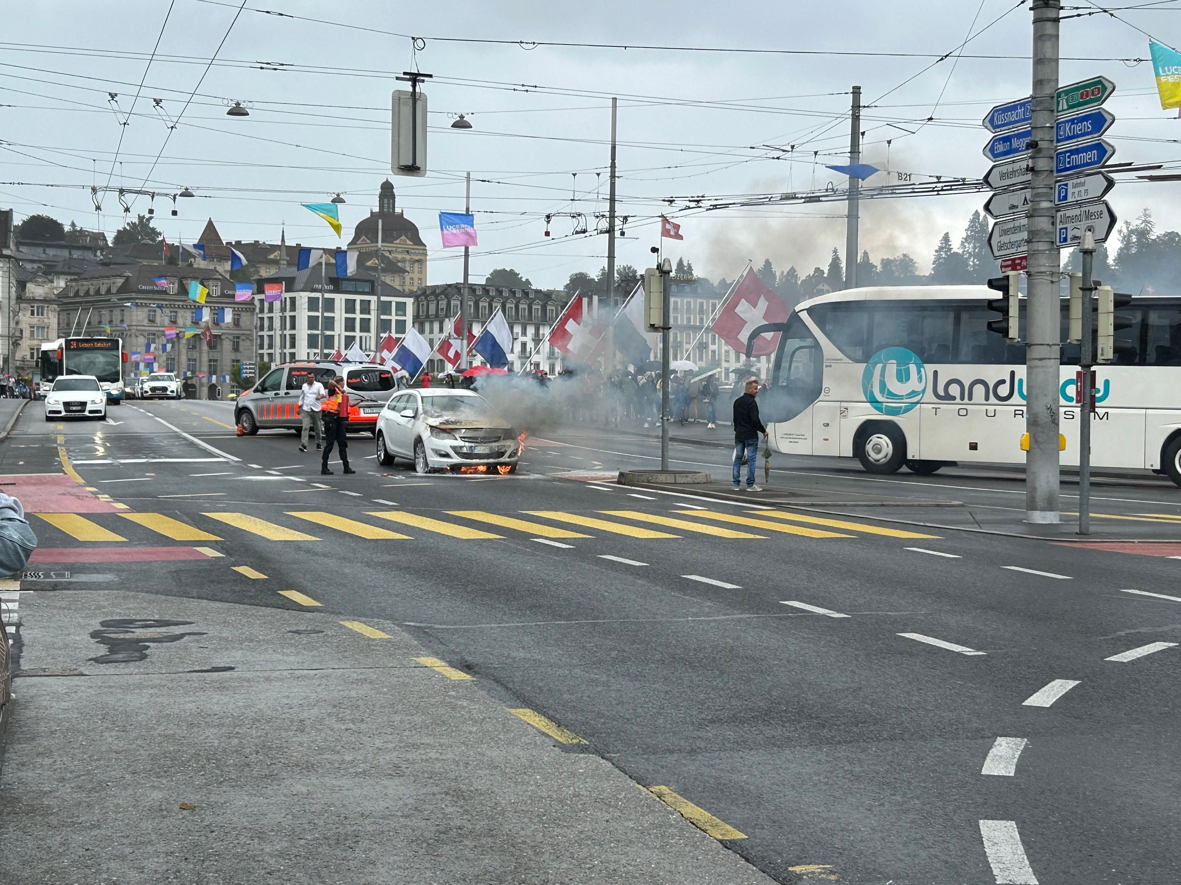 Stadt Luzern - Auto Brennt Auf Der Seebrücke – Einsatzkräfte Sind Rasch ...