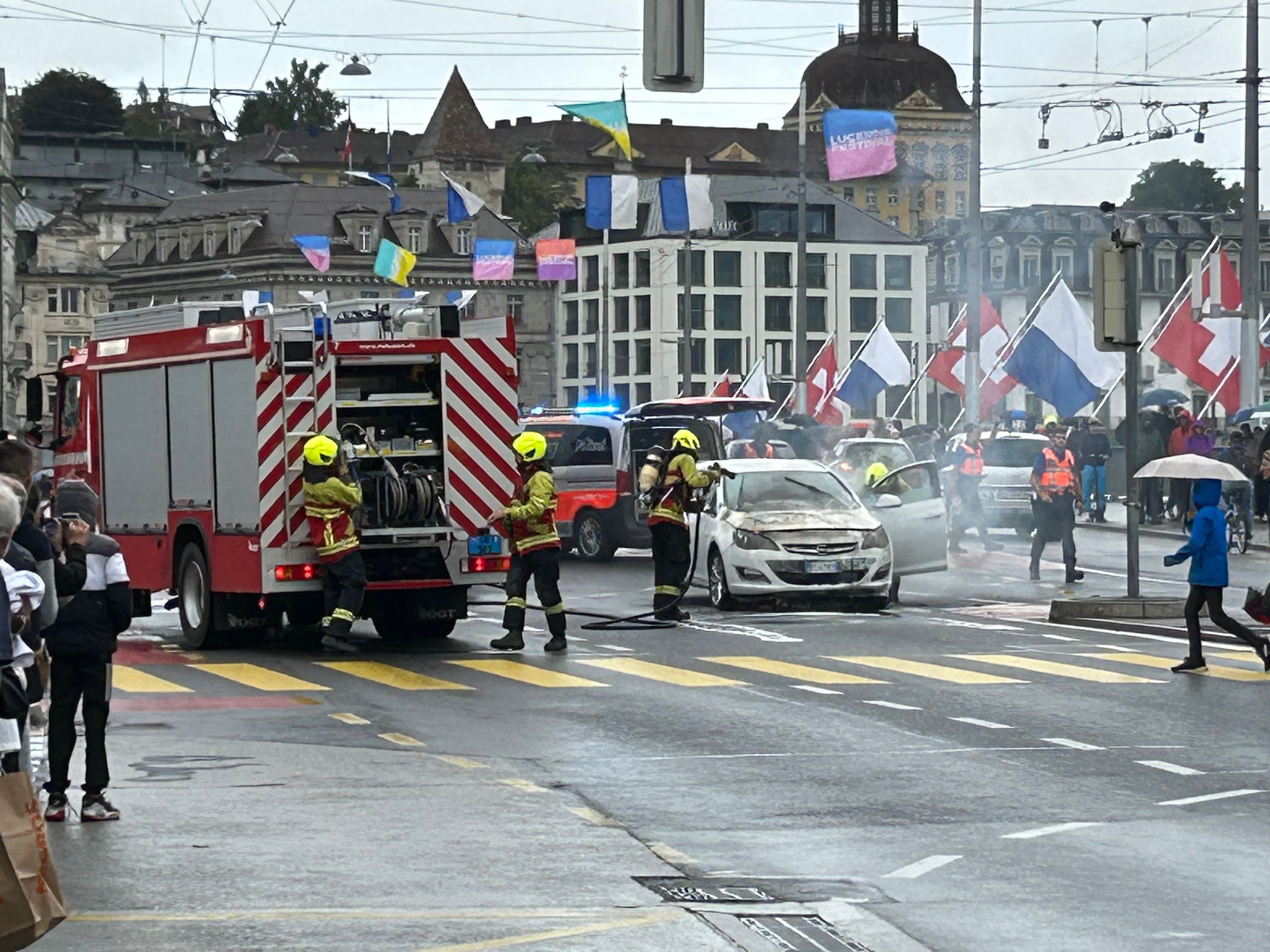 Stadt Luzern - Auto Brennt Auf Der Seebrücke – Einsatzkräfte Sind Rasch ...