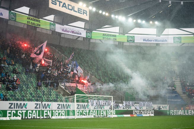 Die Luzerner Fans zünden Pyros im Sektor B2 des Kybunparks – direkt neben St.Galler Anhängerinnen und Anhängern. 