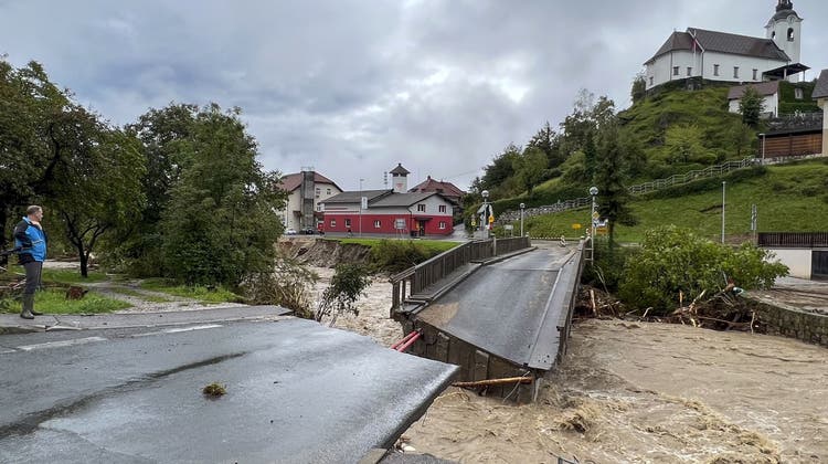 So wie in der Ortschaft Stahovica sind in Slowenien zahlreiche Brücken von den Fluten weggespült worden. Das Land hat deshalb bei EU und Nato dringend um Brückenbaugerät und militärisches Pioniermaterial ersucht. (Bild: Miro Majcen/AP)