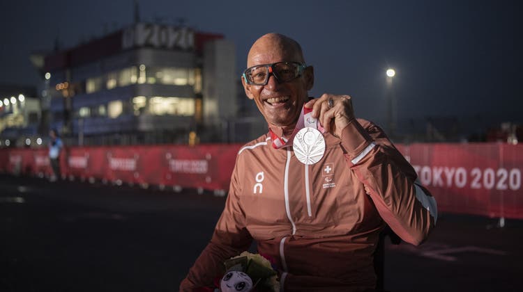 Emotionaler Höhepunkt: Heinz Frei  nach dem Gewinn der Silbermedaille in Tokio 2021. (Ennio Leanza / KEYSTONE)
