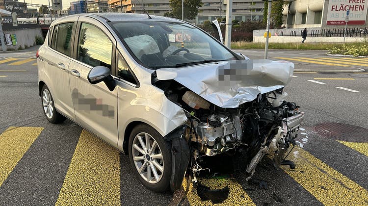 Grosser Sachschaden: Der Lenker im grauen Ford blieb trotzdem unverletzt. (Bild: Kapo Aargau)