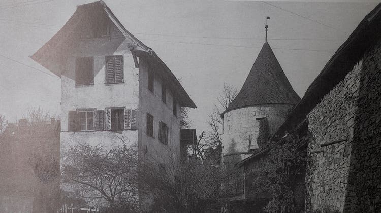 Das Dinghaus im Daheimpark oberhalb des Huwilerturms. An das Mäusihaus erinnert bloss noch eine alte Steintreppe. (Bild: Maria Schmid (Zug, 11. 8. 2023))