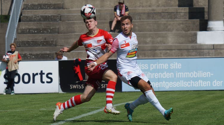Dietikon-Rückkehrer Aleandro Norelli (weisses Dress) blieb beim 0:1 im ersten Saisonspiel gegen Spitzenklub Solothurn noch ohne entscheidenden Einfluss. (Ruedi Burkart (Solothurn, 5. 8. 2023))