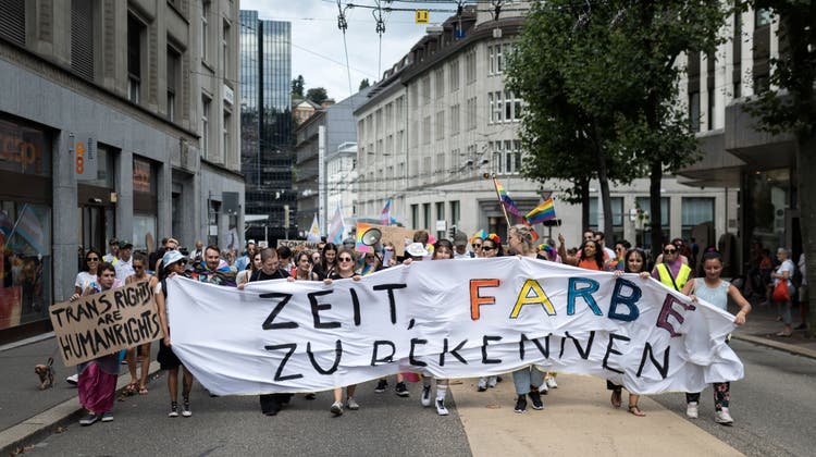 «Zeit, Farbe zu bekennen»: Unter dieser Maxime zog am Samstag die erste St.Gallen Pride durch die Kantonshauptstadt. (Bild: Michel Canonica)