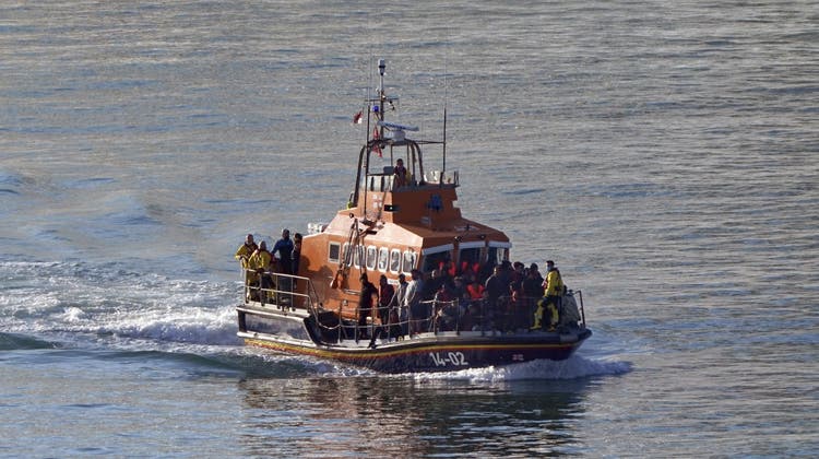 Diese Gruppe von Geflüchteten hatte Glück: Ein britisches Rettungsboot legt mit geborgenen Migranten in Dover an. (Gareth Fuller/AP)