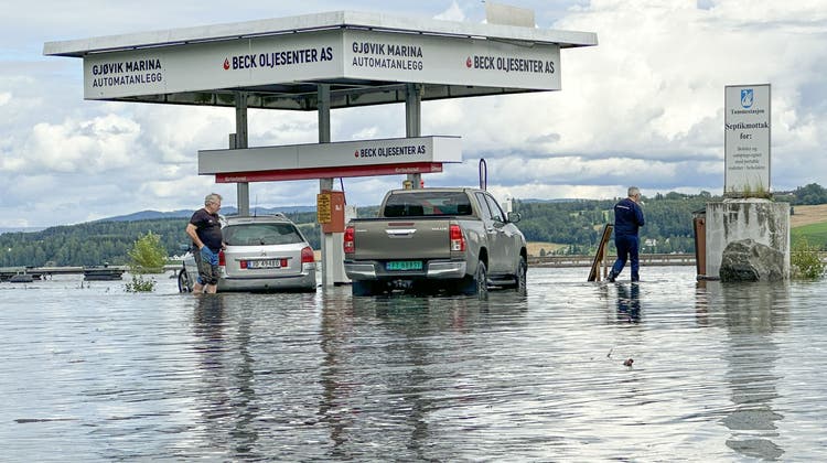 Diese norwegische Tankstelle ist in den Unwetterfluten abgesoffen. Ein Bild mit hohem Symbolgehalt. (Bild: Heiko Junge / EPA)