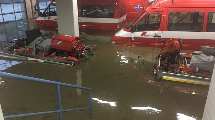 Nach Starkregen im Juni 2018 steht das Feuerwehrdepot komplett unter Wasser. (Bild: zvg)