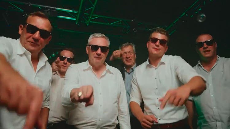 SVP-Fraktion beim Tanzen: Thomas Matter, Thomas Aeschi, Andreas Glarner, Thomas de Courten, Mike Egger, Michael Buffat. (Bild: Screenshot)