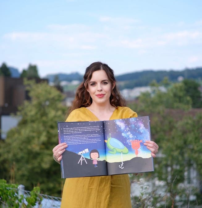 Illustratorin und Autorin Andrina Strasser mit ihrem Kinderbuch «Mission Farbe: Eine magische Reise».