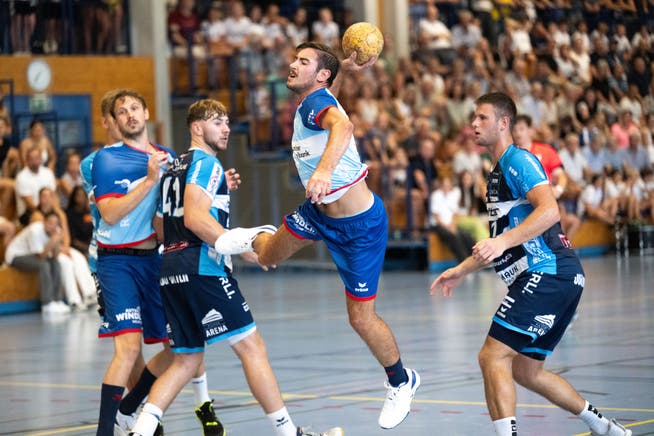 Handball Testspiel BSV Stans gegen HC Kriens Luzern. Am Ball der Stanser Anto Petkovic. 
