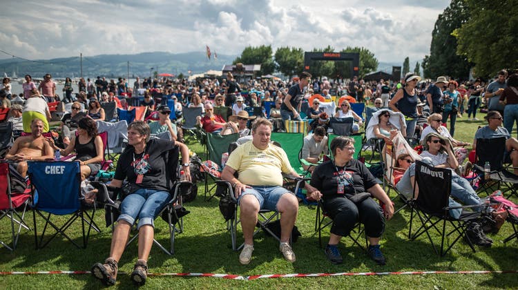 Das Summerdays ist bekannt dafür, dass viele der Besuchenden die musikalische Unterhaltung auf mitgebrachten Campingstühlen geniessen. (Bild: Michel Canonica (27. 8. 2022))