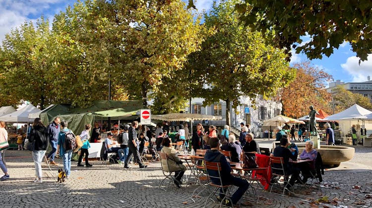 Der Wochenmarkt in Aarau, inzwischen auch mit integrierten Strassencafés. (Bild: Katja Schlegel)