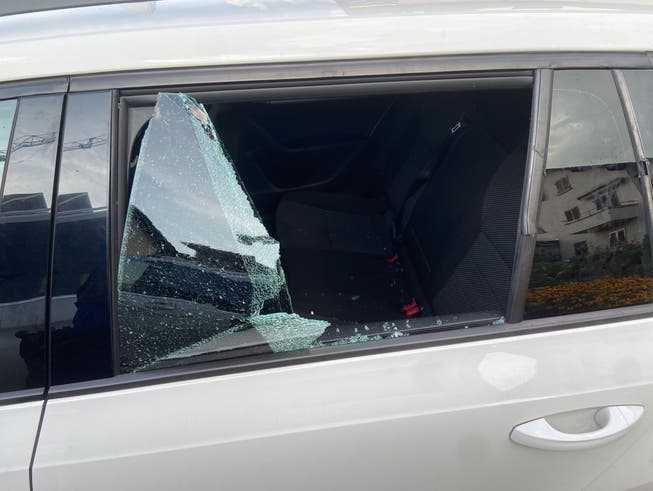 Aufgebrochene Fensterscheibe eines der betroffenen Autos.