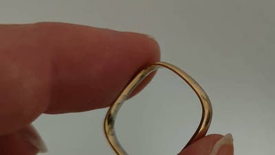 Der Ring ist golden, eckig und eben graviert. (zvg)