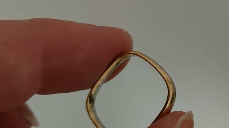 Der Ring ist golden, eckig und eben graviert. (zvg)
