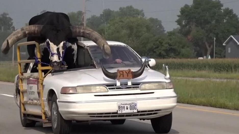 Bulle Howdy Doody reist im Auto durch Nebraska