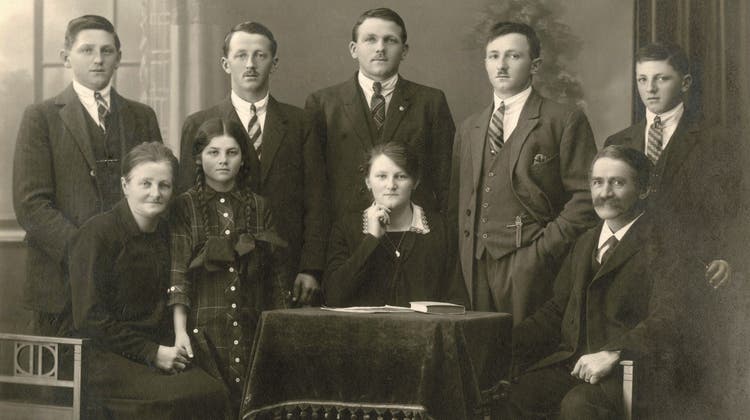 1926: Das Familienfoto von Rosa und Johann Nepomuk Scherrer mit ihren fünf Söhnen und zwei Töchtern. (Bild: zvg)