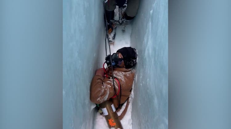 Gefangen in 30 Metern Tiefe: Sherpa stürzt in Gletscherspalte – und wird gerettet