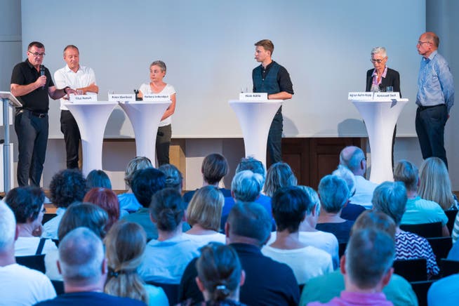 Sie diskutierten über die Altersversorgung und die Rolle der Spitex (v. l.): Titus Natsch, Peter Eberhard, Barbara Leibundgut, Moderator Alain Röllin, Sigrun Kuhn-Hopp und Hansruedi Stoll.