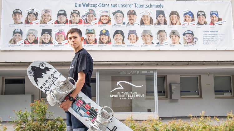 Der Aargauer Leo Saraiva posiert vor der Sportmittelschule in Engelberg. Ob sein Foto irgendwann auch an der Wand hängen wird? (Bild: Boris Bürgisser)