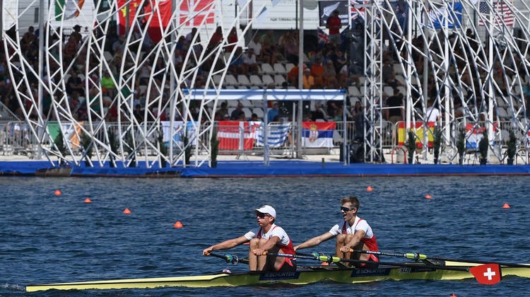 Eine Ansage: Raphaël Ahumada (links) und Jan Schäuble rudern im leichten Doppelzweier zum Viertelfinal-Sieg. (Bild: Swiss Rowing/Detlev Seyb (Belgrad, 6. 9. 2023))