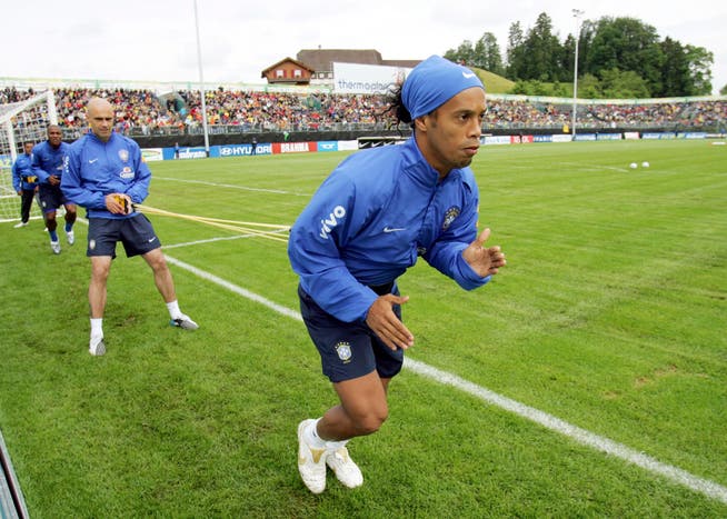 Der brasilianische Fussballstar Ronaldinho im Sommer 2006 beim Training in der Thermoplan-Arena in Weggis.