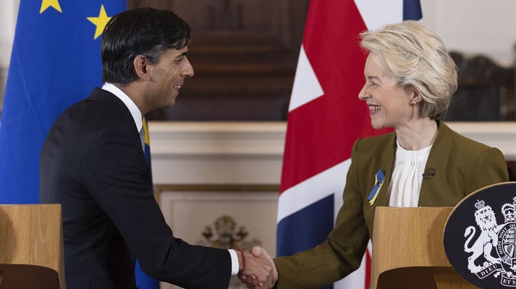 Haben sich gefunden: Der britische Premierminister Rishi Sunak und die Präsidentin der EU-Kommission, Ursula von der Leyen. (Bild: Dan Kitwood / AP)