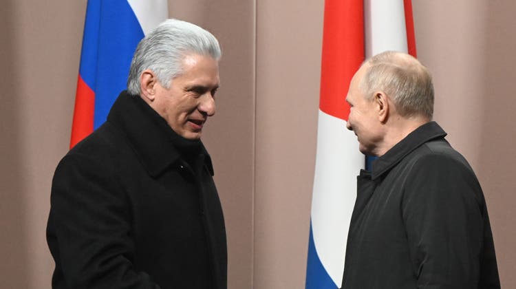 Der kubanische Präsident Miguel Diaz-Canel (links) und sein russischer Amtskollege Wladimir Putin: Weiss Kuba von den Anwerbeversuchen aus Moskau? (Bild: Sergey Guneev / Kremlin Pool/Spu / EPA SPUTNIK POOL)