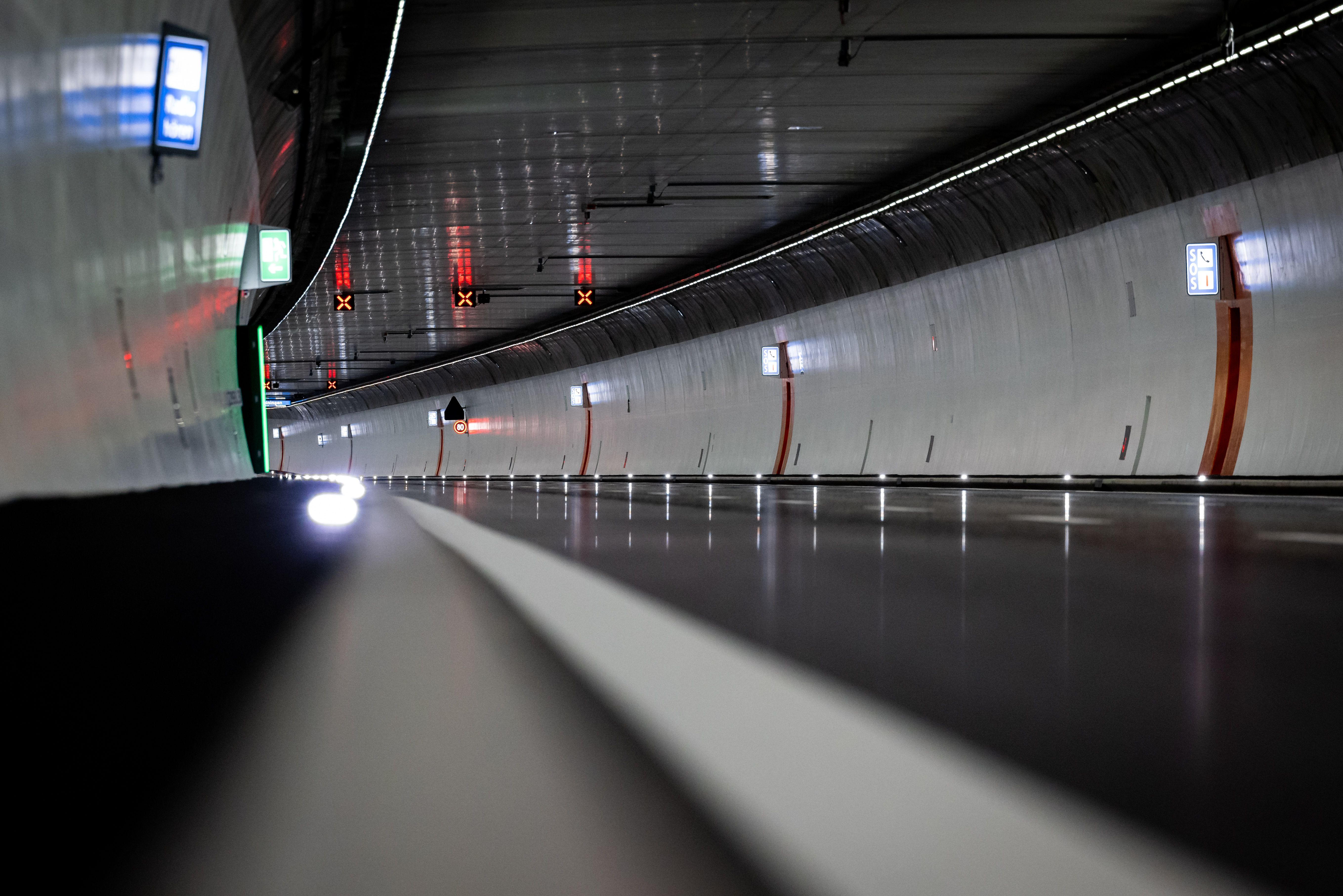 Viele Bussen In Der Neuen Dritten Gubristtunnel-Röhre