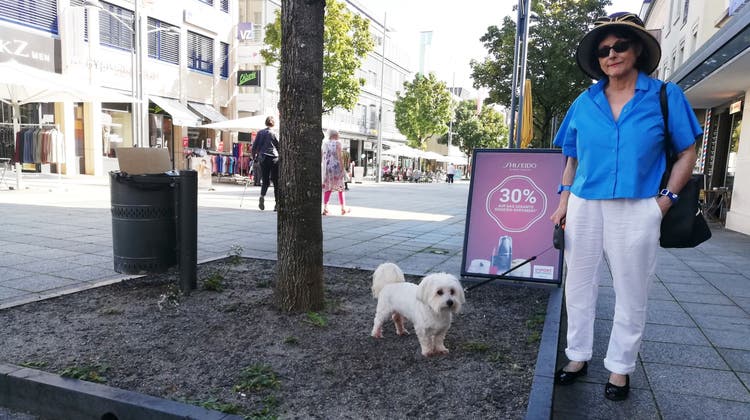 Schulrätin Evelyne Engeler Mohn fordert Blumenbeete. Ihrem Hund gefällt das karge Bepflanzungskonzept an der Oberen Bahnhofstrasse. (Bild: Michael Nittnaus)