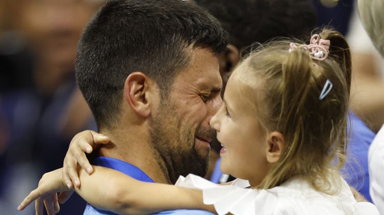 Novak Djokovic feiert mit seiner Familie den US-Open-Sieg. (Bild: Will Oliver / EPA)