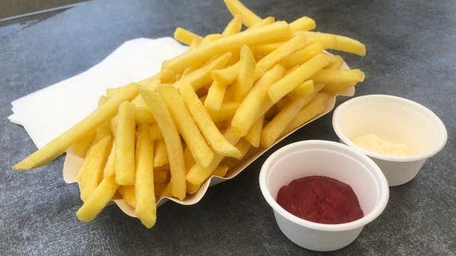 Pommes frites sind in der Badi, beim Fussball oder im Restaurant beliebt –aber nicht immer gesund. (Bild: Dionne Kauf)