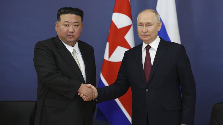 Neue Freundschaft: Russlands Präsident Wladimir Putin mit Nordkoreas Machthaber Kim Jong Un bei ihrem Treffen in Wostotschny. (Bild: Vladimir Smirnov/AP)