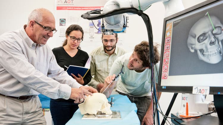Alfredo Bruno (links) präsentiert den Roboter bei einem Besuch der bz. Der Vordenker des Spin-offs des Universitätsspitals Basel verstarb 2020 bei einem Unfall. (Bild: Roland Schmid (28. 6. 2013))