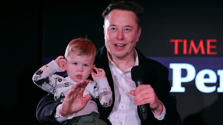 2021 wurde Musk vom «Time Magazine» zur Person des Jahres gewählt. Zusammen mit seinem Sohn Y holte er die Auszeichnung ab. (Bild: Theo Wargo/Getty Images North America)