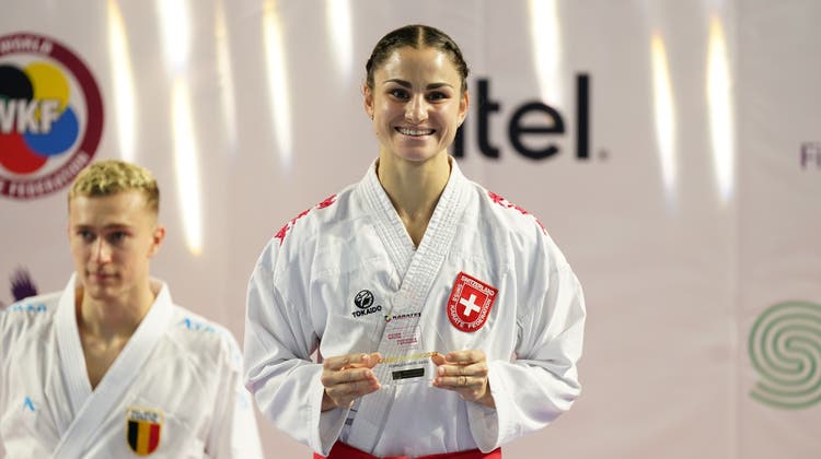 Karateka Elena Quirici aus Schinznach freut sich über den Grand Winner Award. (Bild: zvg)