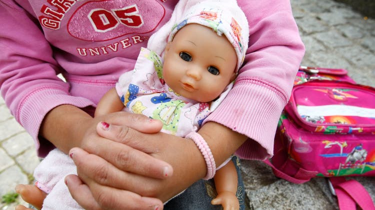 Babykörper statt Barbiekörper: Manche Eltern ziehen solche Puppen der amerikanischen Variante vor. (Keystone)