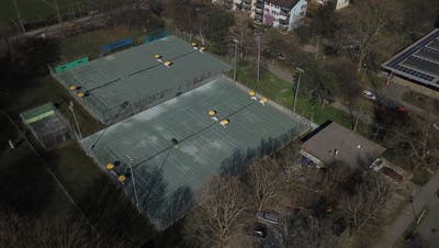 Die sechs Tennisplätze des TC Oerlikon sollen einem Rasensportfeld weichen. (Bild: zvg)